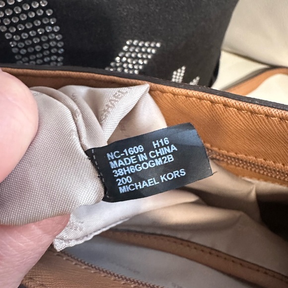 Michael Michael Kors
MORGAN MESSENGER IN SIGNATURE PRINT - Picture 10 of 15